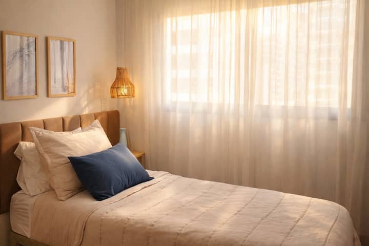 Habitación equipada con dos camas individuales, ideal para familias o amigos