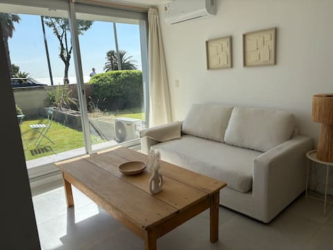 Anuncio de Airbnb popular: Beautiful apartment on the Rambla en Colonia Del Sacramento