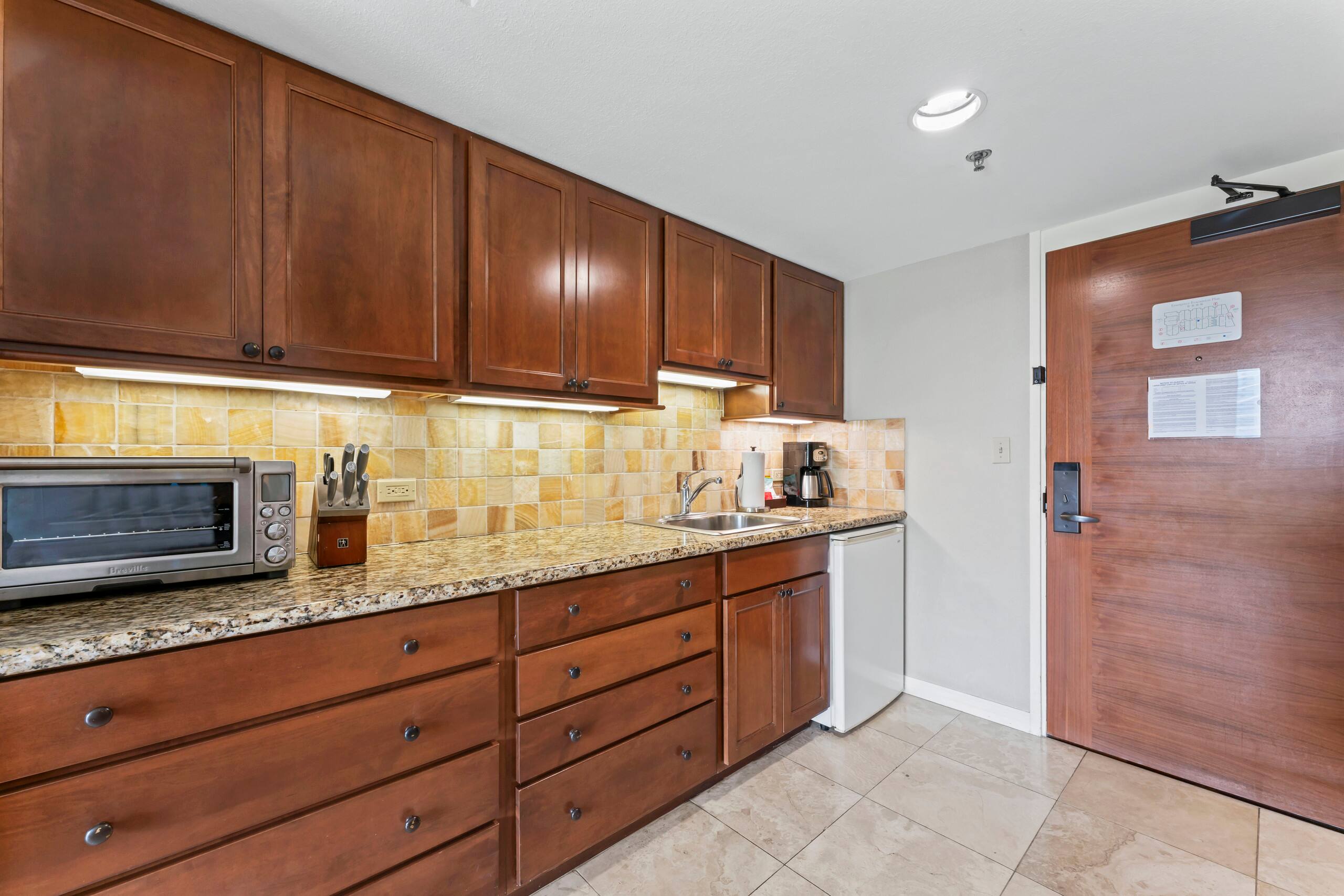 Your Waikiki Studio Near Beach. *no resort fees!* - Image 14