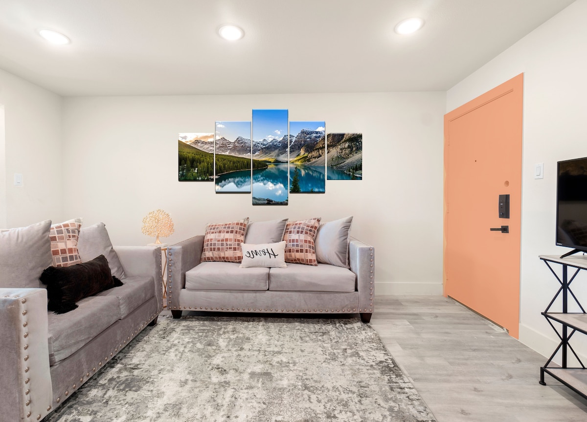 Opustite se u udobnom salonu s mekanim sjedalima i umirujućim uređenjem.