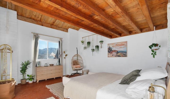 Dormitorio principal con cama tamaño king con vistas a la cordillera. 