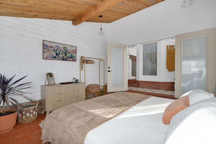 Colchón tamaño queen en el dormitorio 2.