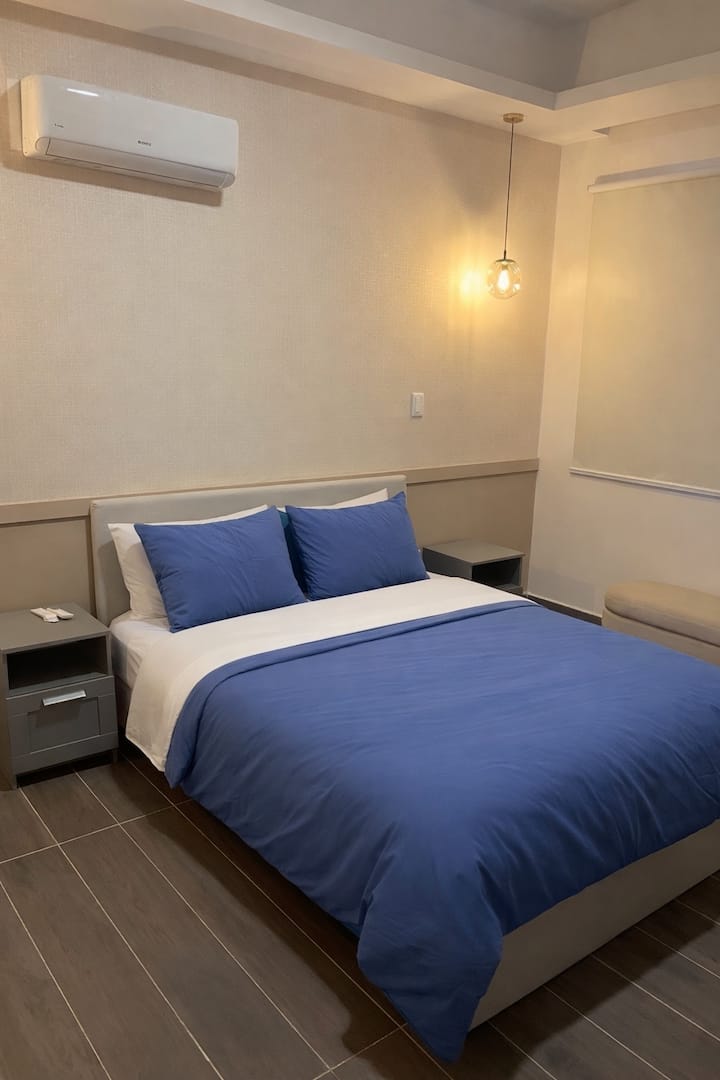 Priestranná, elegantná a veľmi pohodlná izba, ideálna na relax a odpočinok. Má televízor, šatník a vlastnú kúpeľňu, ktoré ponúkajú úplné súkromie a pohodlie. Pokojný a dobre rozložený priestor pre dokonalý pobyt.