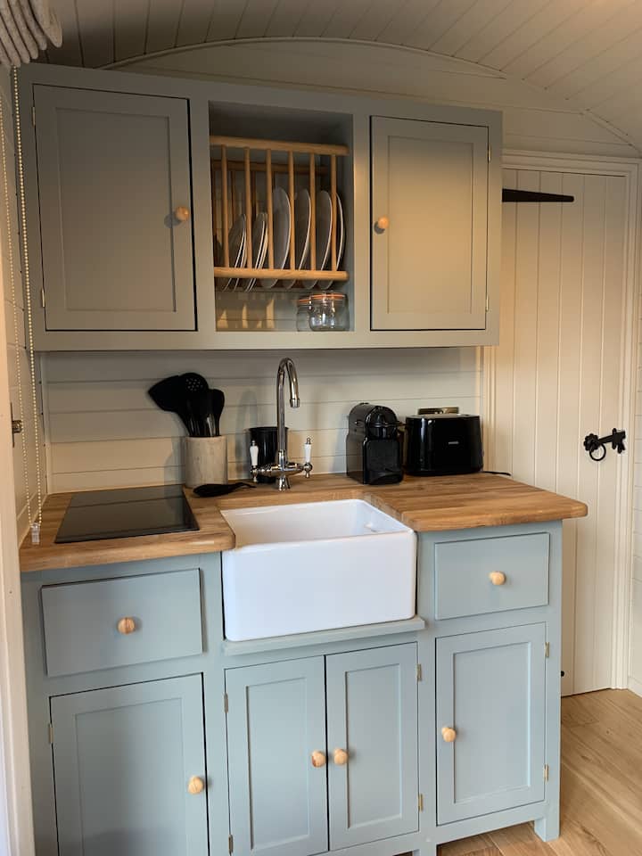 The Old Farmhouse Shepherd's Hut - Petersfield