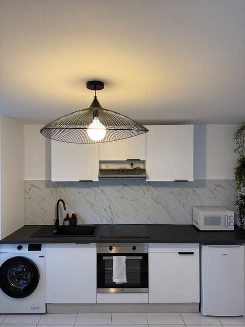 Top Airbnb: Modern house with king size bed - 5 min airport in Bouguenais