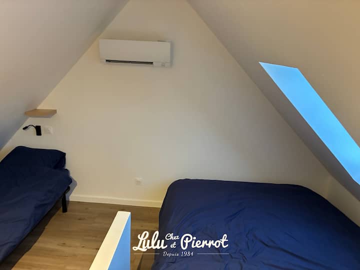 Duplex "Locmaria" - Bénéficiez d'une douche et d'un WC privatif ainsi que de la TV, Wifi et du chauffage ou de la climatisation selon les saisons.