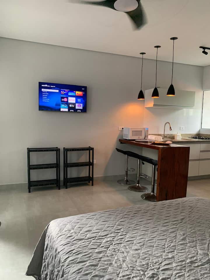 بيئة فريدة للتفاعل مع الضيوف الآخرين والوصول إلى التلفزيون