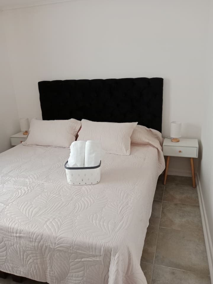 Dhomë e rehatshme me një krevat dopio "king".
Ka një minibar dhe një televizor Android 32 inçësh.