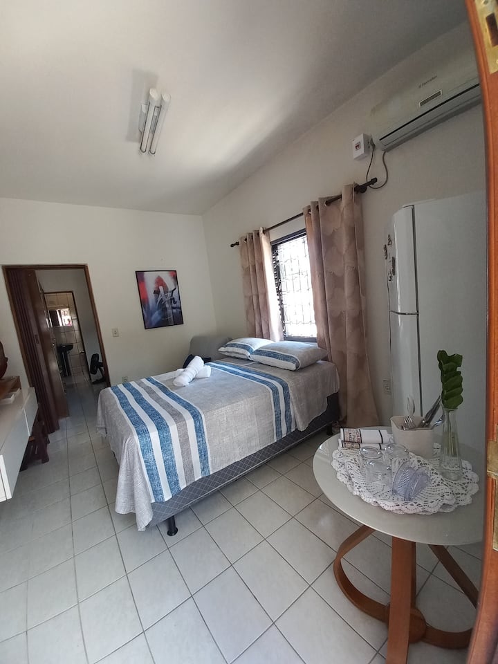 Naš apartman Maré spreman je da vas ugosti sa svim udobnostima. U ovoj sobi nalaze se bračni krevet, klima-uređaj, televizor, naslonjač na razvlačenje, stolić i hladnjak za čuvanje namirnica. 