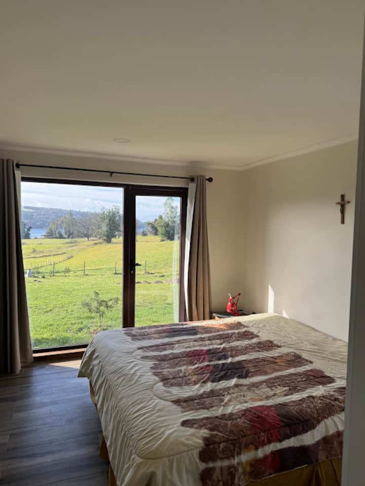 غرفة نوم ثانية داخلية، تطل على بحيرة لانكويه وبركان أوسورنو.