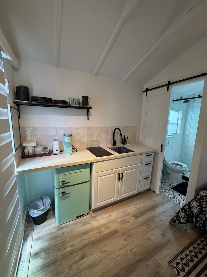 Cozy Studio W/ Mini Backyard & Private Entrance - Miami, FL