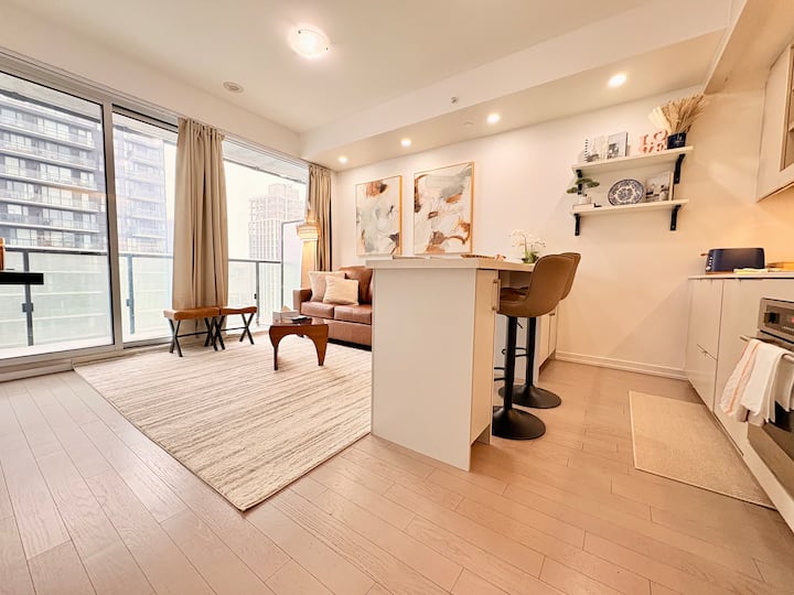 Luxe Condo | King Bed | 40th Floor | Free Parking - Victoria University
