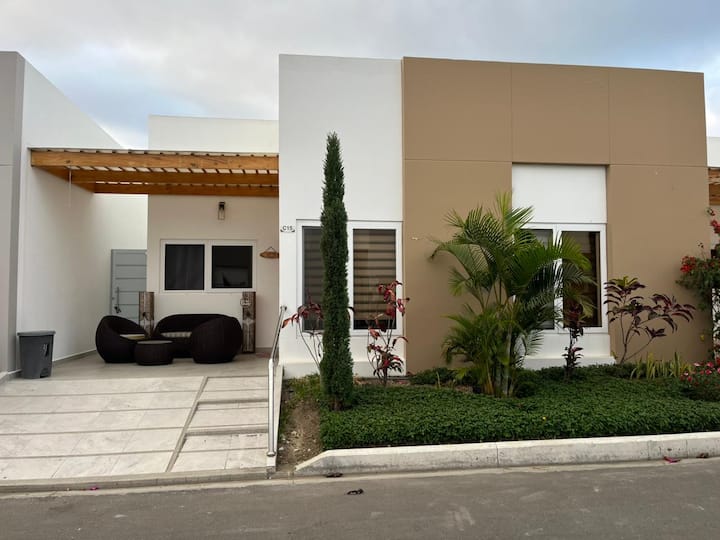 Casa Familiar En Salinas - Country Club - Salinas