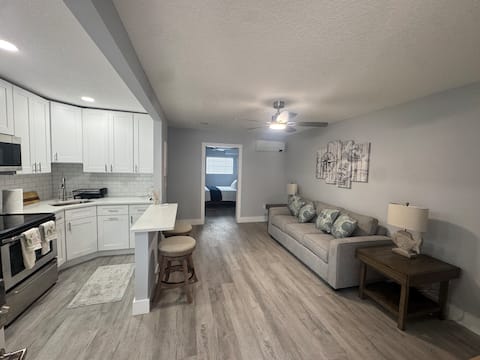 Top Airbnb: Cozy Modern Seaside Escape in Madeira Beach