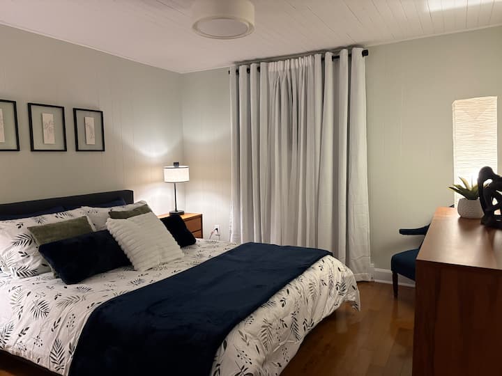 Grand lit (Queen) matelas neuf, avec 4 oreillers, couette et couverture supplémentaire.