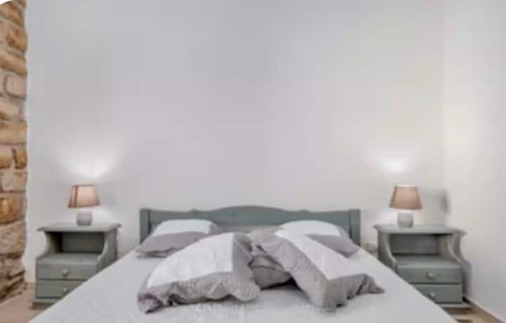 Camera da letto 1 dispone : Letto matrimoniale, armadio, specchiera, comodini, riscaldamento, coperte extra e lenzuola .