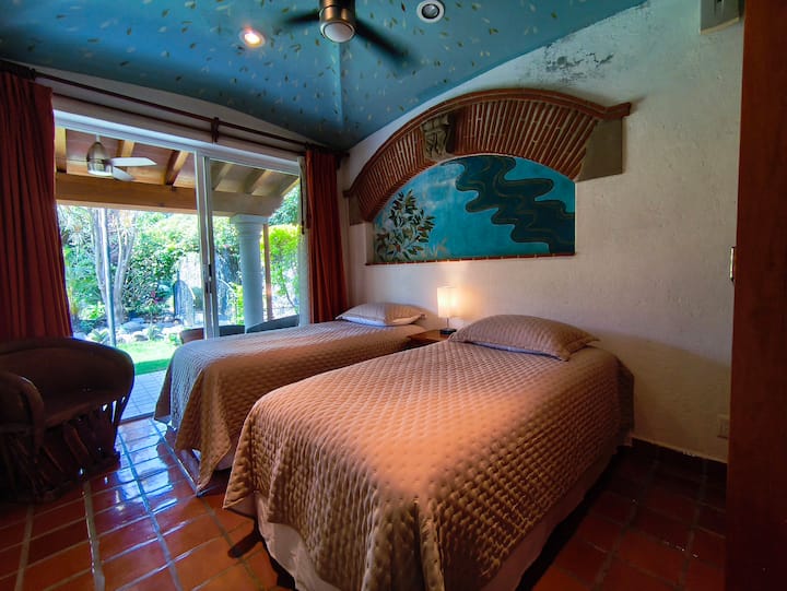 Schlafzimmer 8