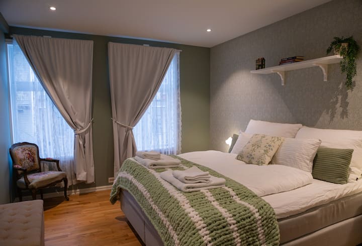 “La habitación verde” (Det grønne rommet) es la habitación doble más grande, con tonos verdes suaves y una cama tamaño king. 