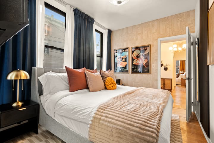 นอนหลับสบายบนเตียงคิงไซส์พร้อมที่นอนบรูคลินคุณภาพสูง มีเตียงเด็กอ่อนแบบพับได้ที่เป็นมิตรกับเด็กอ่อนเพื่อความสะดวกสบายของคุณ