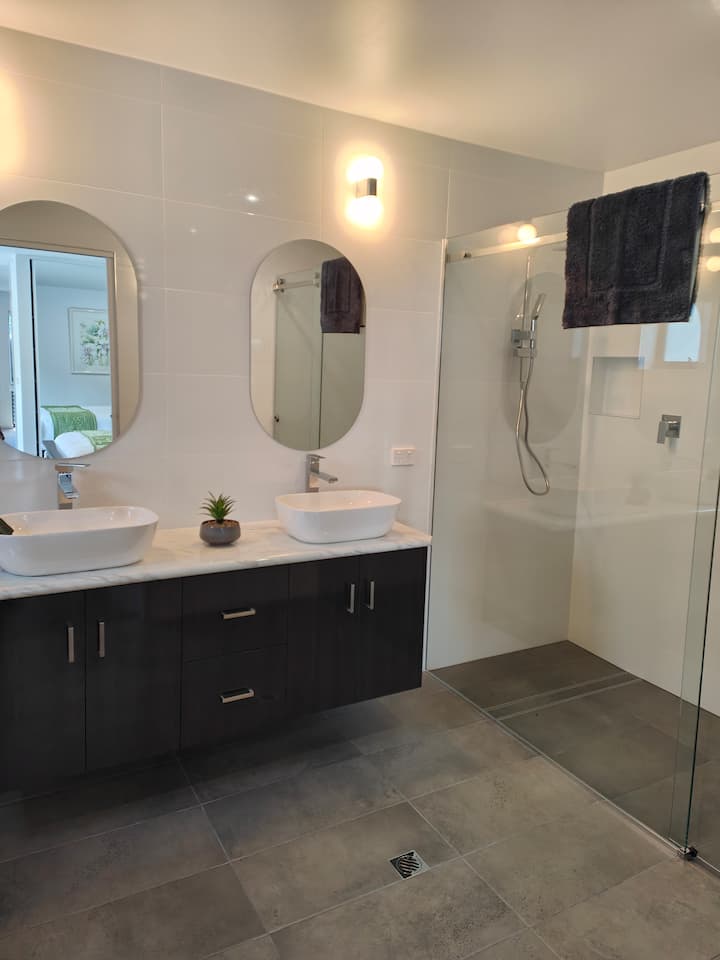 image 3 of 8, Full bathroom image 1