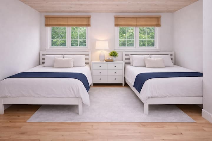 Две двойни легла с възглавници и завивки от пера. Обърнете внимание: тази стая в момента се ремонтира и тази снимка показва как ще изглежда, след като ремонтът приключи.