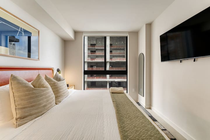 سرير بحجم متوسط مغطى بملاءات جديدة