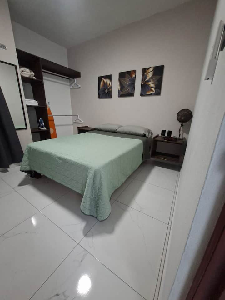 Súkromné, moderné a super pohodlné izby. Užite si pokojný pobyt v našich 2 identických súkromných izbách navrhnutých pre váš odpočinok a pohodlie, manželská posteľ, klimatizácia, zatemňovacie závesy, priestranná skriňa, čisté!