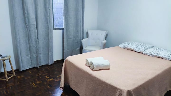 Habitación grande y acogedora con aire acondicionado frío y calor, silla y portamaletas. Si lo desea, disponemos de toallas y mantas para que se abrige al dormir.
