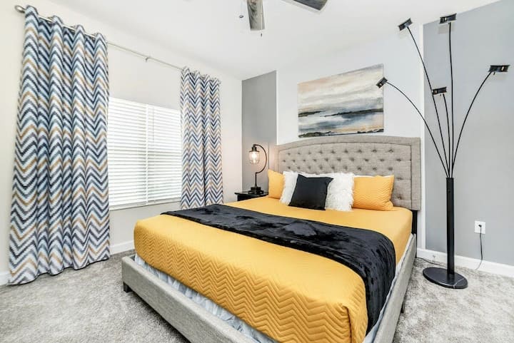 Escape the crowds in this sun-drenched, designer King bedroom. Outfitted with a sleek vanity and Smart TV, it’s the sophisticated retreat you deserve after a day of magic. Ensuite bathroom for your privacy and enjoyment.