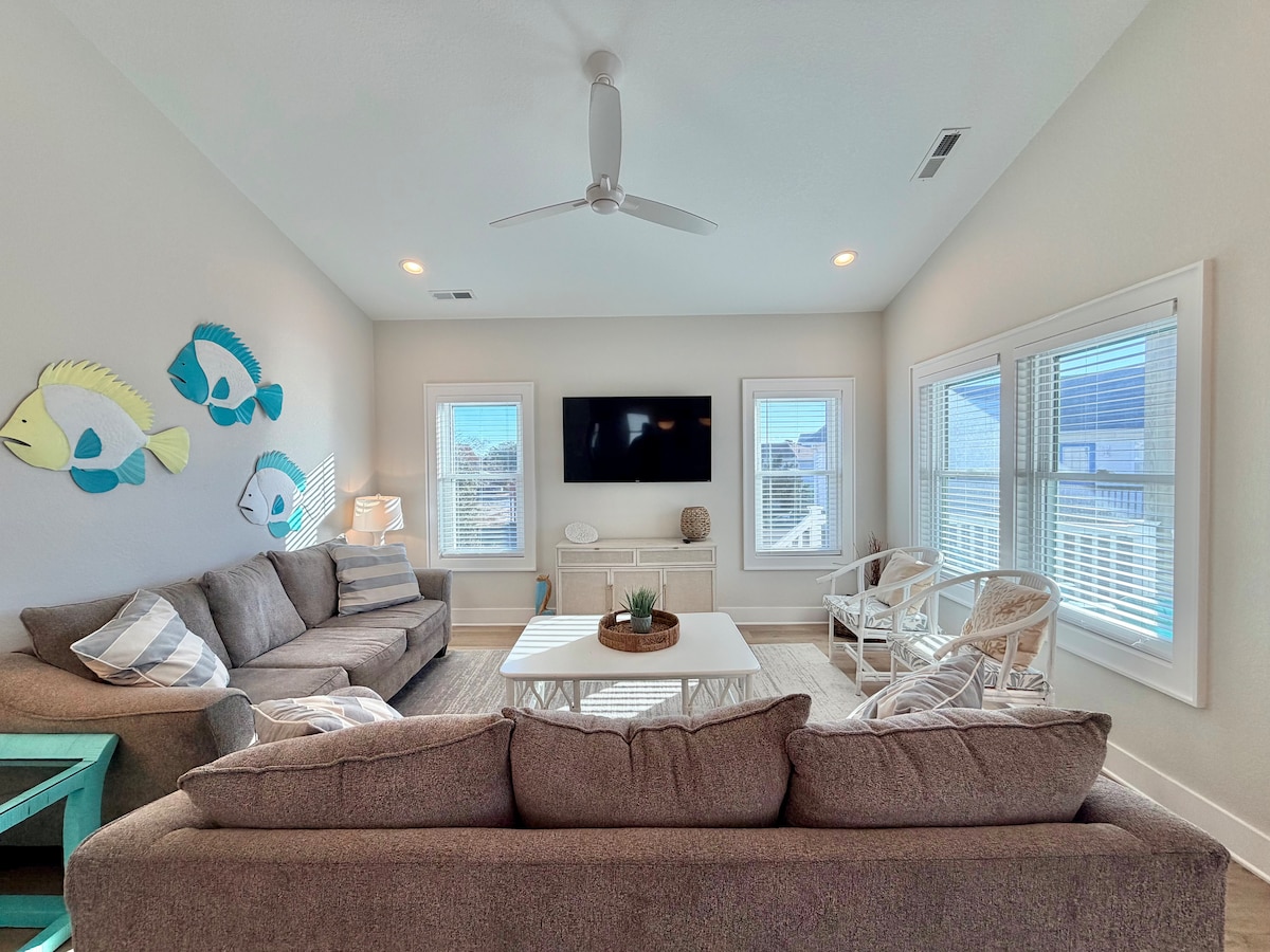 *NEW* Pelican Palm - Nestled in the Heart of KDH!