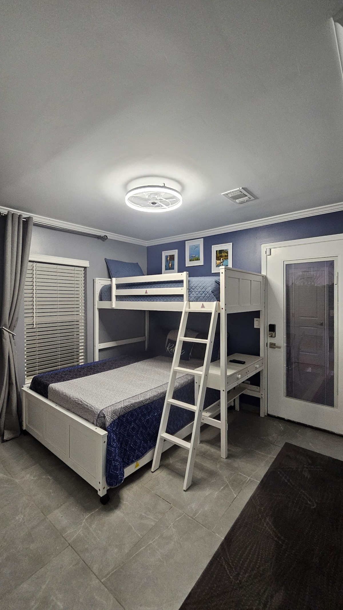 Dve samostatné poschodové postele s písacím stolom. 2 lôžka. Spia 3 osoby. Súkromný prístup na horný balkón