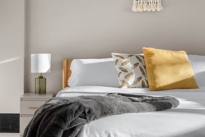 El dormitorio principal con cama tamaño king es espacioso y sereno, con luz natural suave, texturas cálidas y mucho espacio para relajarse por completo. Es un espacio de conexión a tierra al final del día, tranquilo, despejado y fácil de instalar.