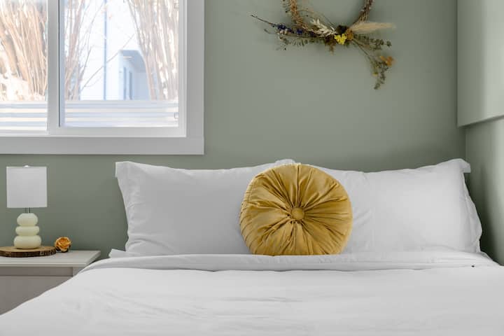 El cuarto dormitorio en el sótano con cama tamaño queen es sereno y despejado, ofreciendo un lugar tranquilo para dormir. La luz suave, los colores relajantes y una cama cómoda hacen que sea fácil instalarse y sentirse como en casa.