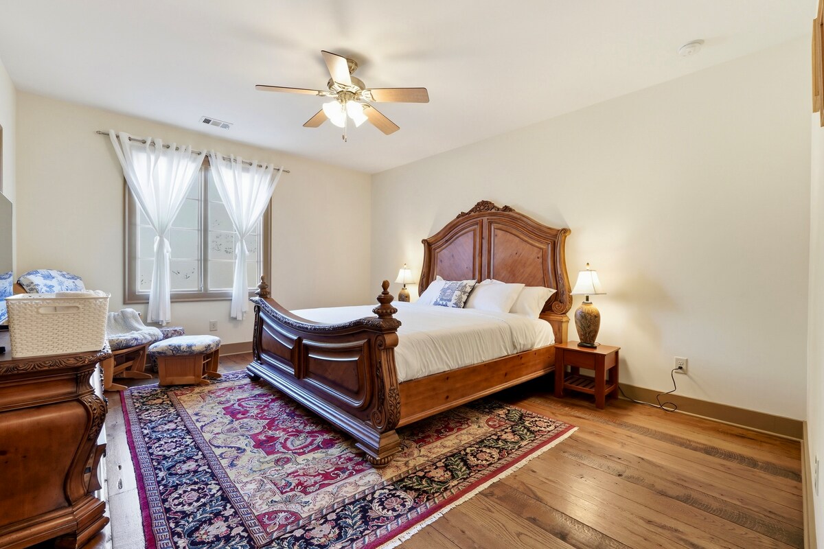 Dormitorio en la planta superior ubicado inmediatamente en la parte superior de las escaleras. Cuenta con una cama tamaño queen, televisor inteligente y almacenamiento, con fácil acceso a un baño privado. Esta habitación incluye 2 toallas de cuerpo completo, 2 paños y 2 toallas de mano para tu estancia.