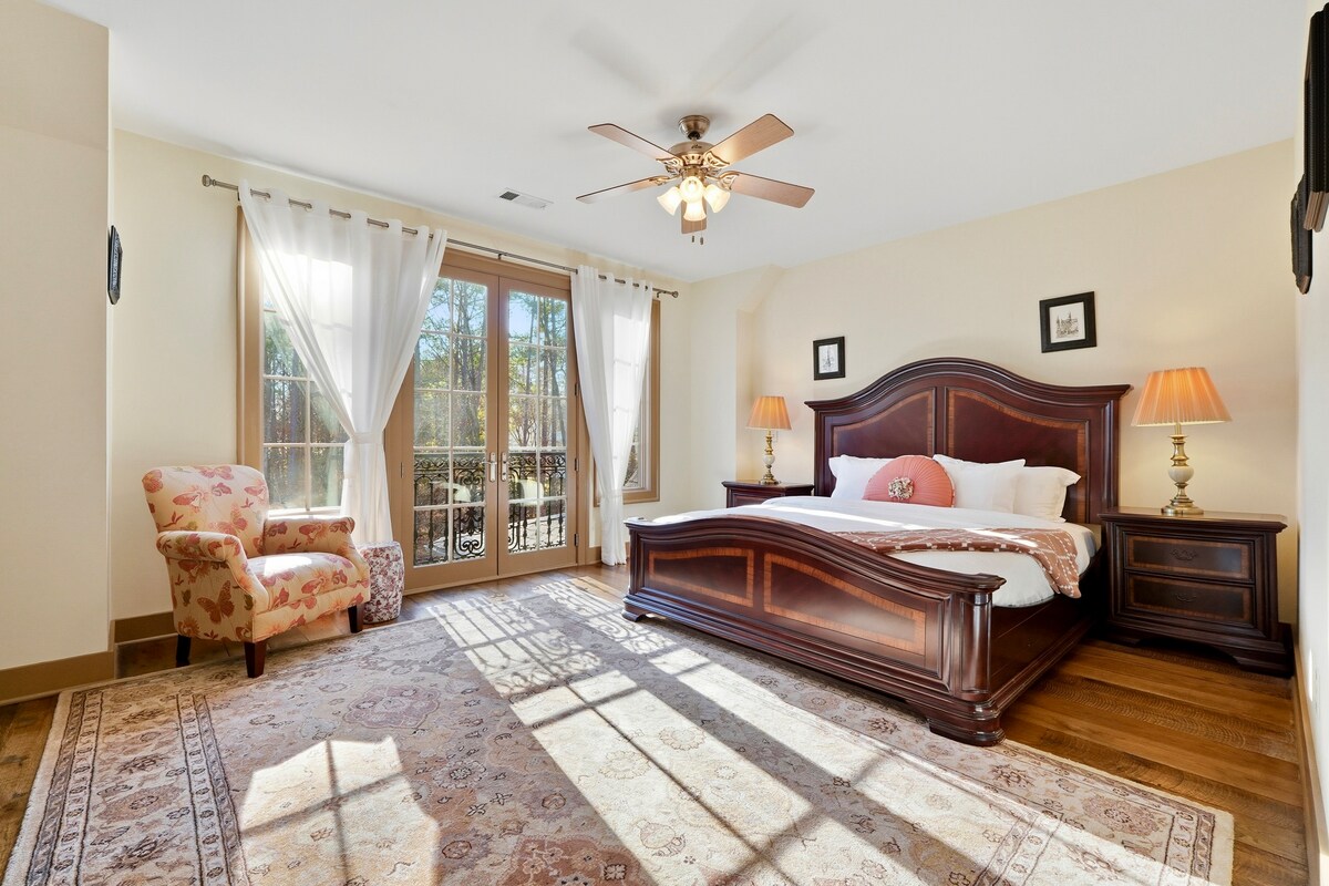 Dormitorio en la planta superior a la derecha de las escaleras, con cama tamaño king, televisor inteligente y baño privado adjunto. Esta habitación incluye 2 toallas de cuerpo completo, 2 paños y 2 toallas de mano para tu estancia. 