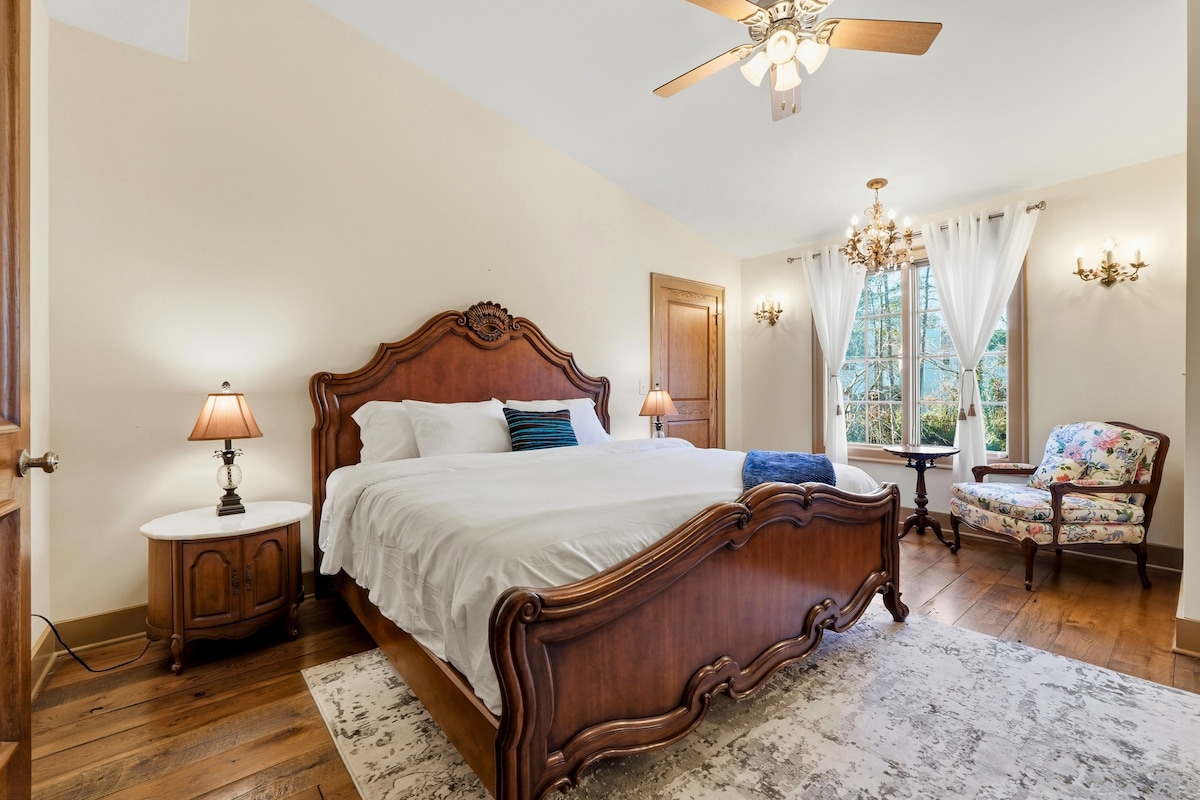 Dormitorio en la planta superior a la izquierda de las escaleras, con una cama tamaño queen, televisor inteligente y acceso a un baño compartido. Esta habitación incluye 2 toallas de baño, 2 toallas de mano y 2 toallas para la cara para tu estancia.