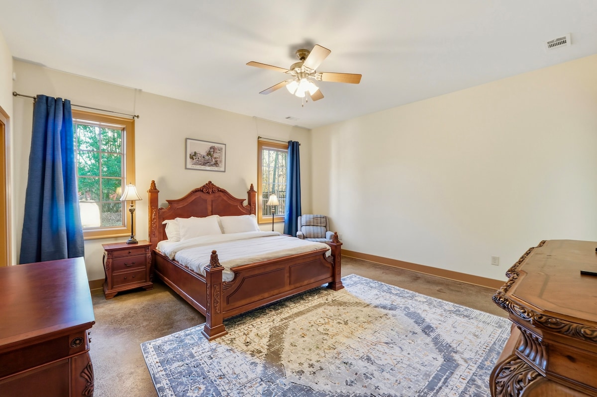 Dormitorio privado en el sótano que ofrece un refugio tranquilo, ideal para mayor privacidad. Ubicado convenientemente cerca de las áreas de estar del sótano con una cama tamaño queen y un televisor inteligente. Incluye 2 toallas de cuerpo completo, 2 paños y 2 toallas de mano para tu estancia.