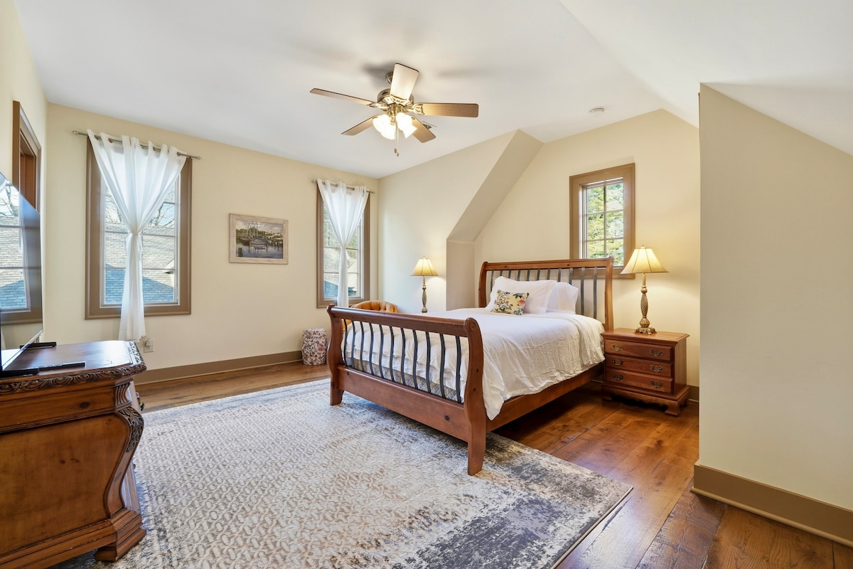 Dormitorio en la planta superior a la izquierda de las escaleras, con una cama individual, televisor inteligente y acceso a un baño compartido. Esta habitación incluye 2 toallas de baño, 2 toallas de mano y 2 toallas para la cara para tu estancia.