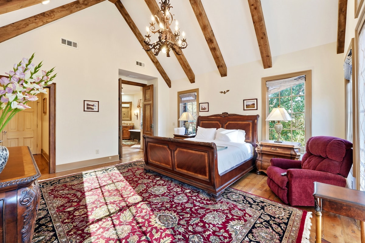 Dormitorio principal en el primer piso con una cama tamaño king, televisor inteligente y un baño adjunto. Un refugio espacioso y privado diseñado para la comodidad y la relajación. Esta habitación incluye 2 toallas de cuerpo completo, 2 paños y 2 toallas de mano para tu estancia.