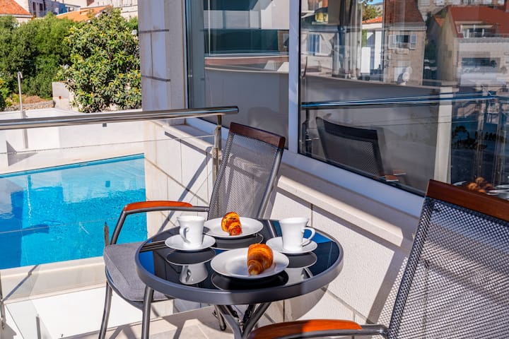 Spacious Apartment With Pool & Sea Views Near Town - Curzola
