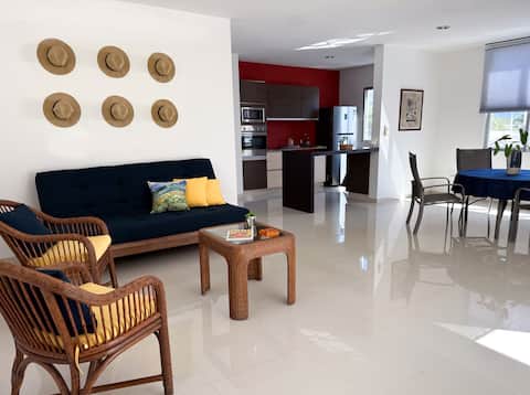 Top performing Airbnb: Spacious apartment, 1 minute from Plaza Altabrisa in Fraccionamiento Montebello