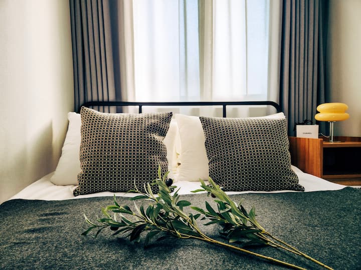 ამ საძინებელში არის Tempur‑ის ლატექსის ნამდვილი მატრასი. ის გამოძრავებს ისე, თითქოს თქვენი სხეული ნელ‑ნელა იხსნება. მოგზაურობისგან დაღლილობა ამ საწოლში დაივიწყებთ ^^ 