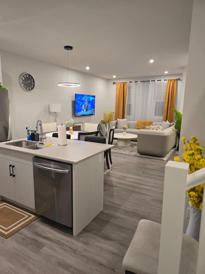 Modern Spacious Home - Near Airport - Calgary