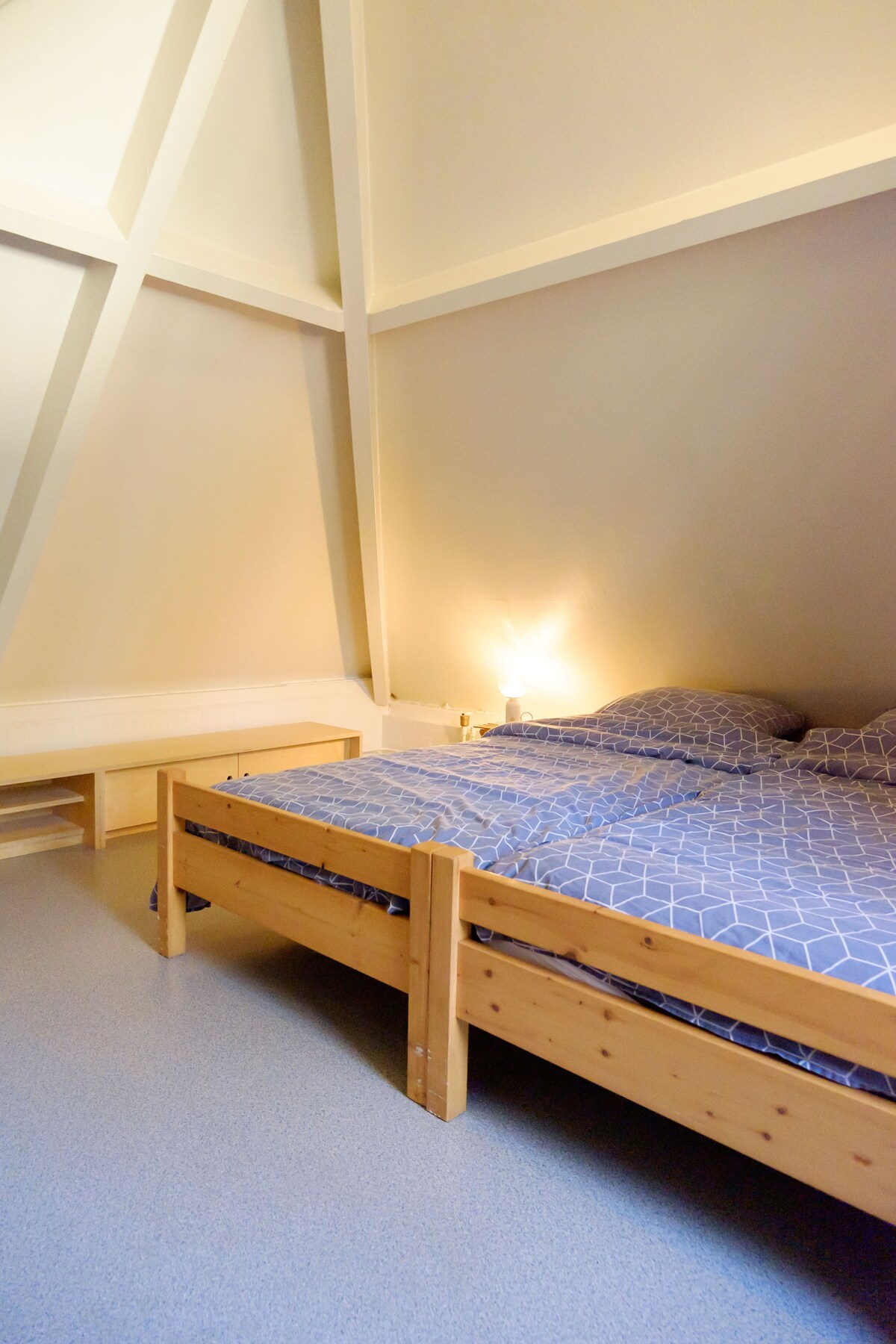 Na krevetu se nalaze dva lijepa madraca dimenzija 90 × 200 centimetara.