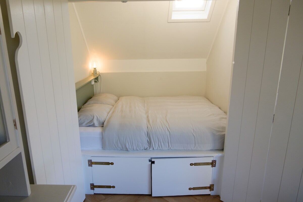 Na krevetu je lijep madrac dimenzija 160x200 centimetara.