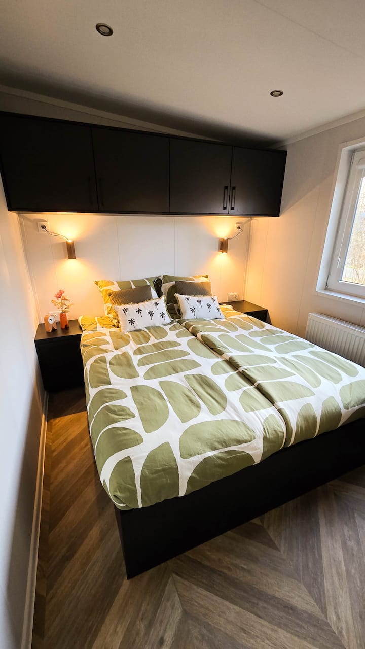 Slaapkamer 1 is voorzien van 1 tweepersoonsbed 160 x 200 m.  De foto’s zijn gemaakt tijdens ons eigen verblijf en geven een echte indruk van de sfeer in Het Happynest. U kunt eigen bedlinnen meenemen of het lakenpakket van de camping huren.