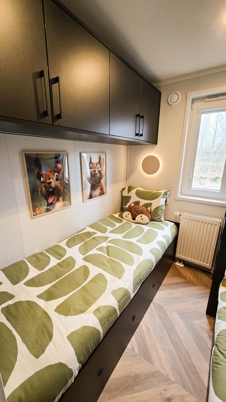 Slaapkamer twee heeft 1x eenpersoonsbed 80 x 200m en een stapelbed. Beide van 80x 200m. Slaapkamer 1 is voorzien van 1 tweepersoonsbed 160 x 200 m.  De foto’s zijn sfeerimpressies. U kunt eigen bedlinnen meenemen of het lakenpakket huren.