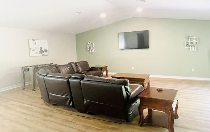 Spacious Oak Retreat | Sleeps 9 | Arcade Fun - West Monroe, LA