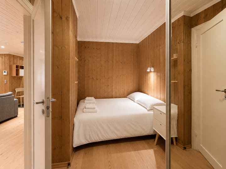 Cama matrimonial y un gran clóset para guardar la ropa