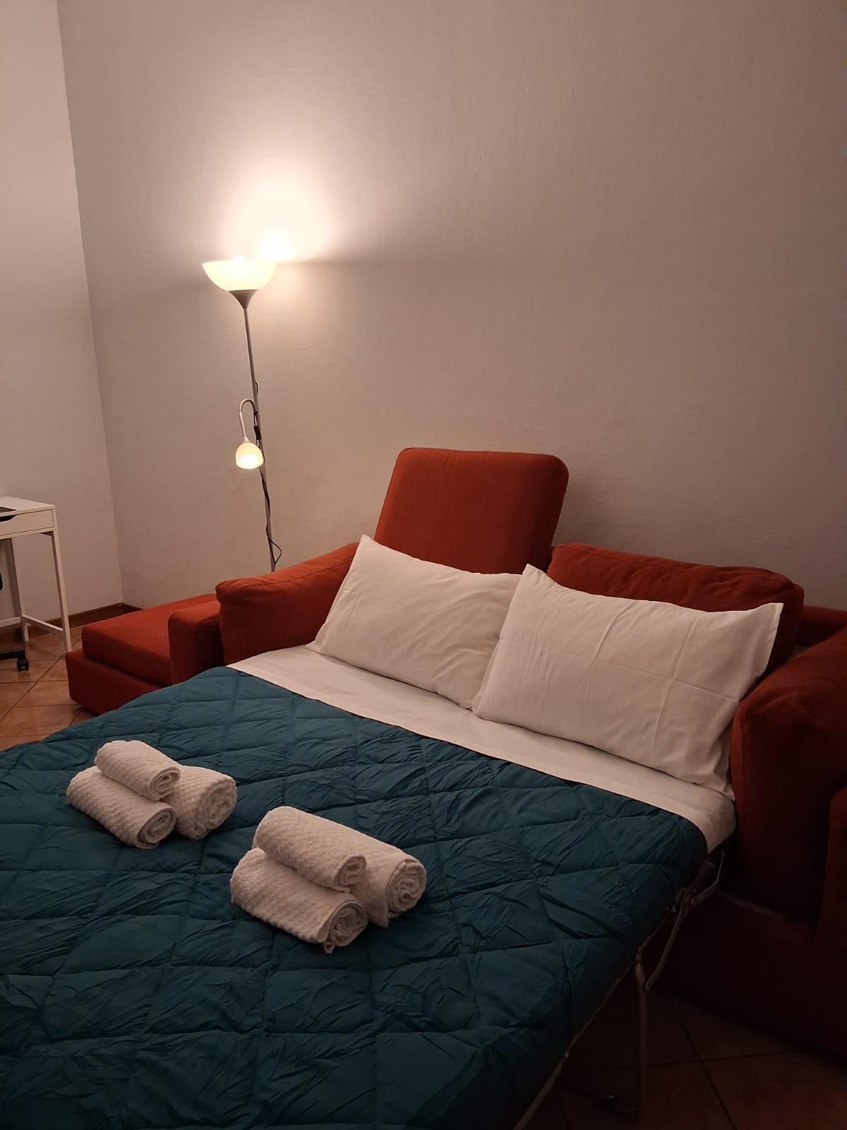 sofá cama con colchón bajo 